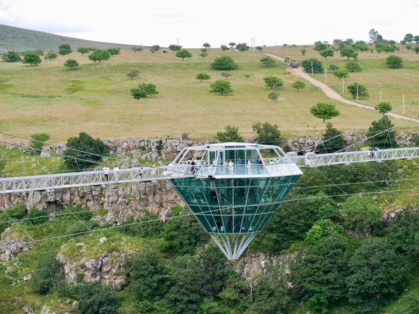 Dashbashi Kanyonu üzerinde elmas kafeli cam köprünün panoramik görüntüsü. Dashbashi, Gürcistan, 26.07.2022. Yüksek kalite fotoğraf