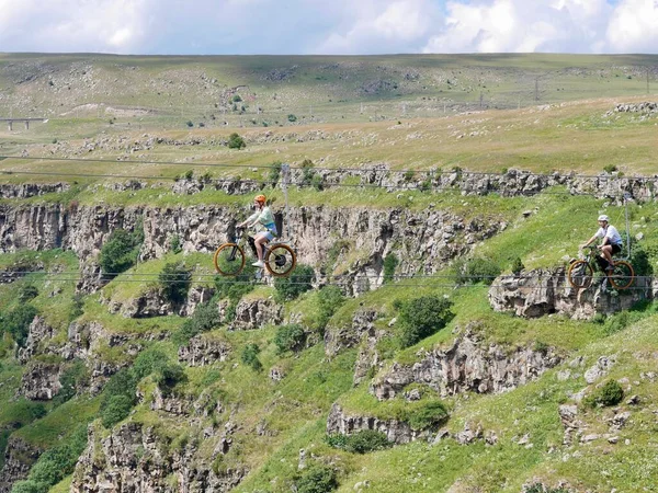 İnsanlar Dashbashi Kanyonu 'nda bisiklet sürüyor. Dashbashi, Gürcistan, 26.07.2022. Yüksek kalite fotoğraf