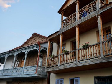 Gürcistan 'ın başkenti Kakheti' nin başkenti Telavi 'nin eski tarihi bölümünde ahşap balkonlu geleneksel bir ev. Yüksek kalite fotoğraf