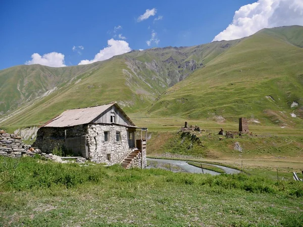 Opuštěná Vesnice Obrannou Věží Krásném Údolí Truso Kazbegi Kavkazské Hory — Stock fotografie