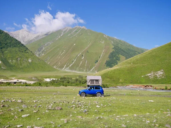 Çatı üstü çadırlı güzel Truso Vadisi 'nde kamp yapan bir arazi aracı. Kazbegi bölgesi, Kafkas dağları, Gürcistan. Yüksek kalite fotoğraf