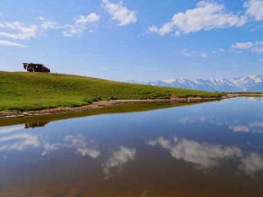 Vanlife - Koruldi göllerinde kamp yapan minibüs, Yukarı Svaneti, Georgia 'daki Mestia yakınlarındaki Büyük Kafkas dağlarının güzel manzarası. Yüksek kalite fotoğraf