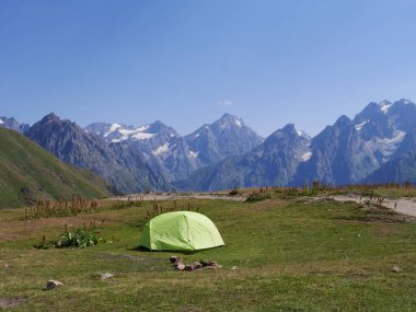Koruldi göllerinde kamp çadırı, Yukarı Svaneti, Gürcistan 'daki Mestia yakınlarındaki Büyük Kafkas dağlarının güzel manzarası. Yüksek kalite fotoğraf