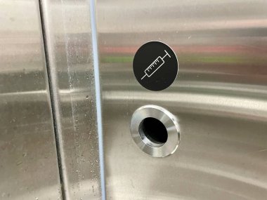 Umumi tuvalette iğne kutusu. Yüksek kalite fotoğraf