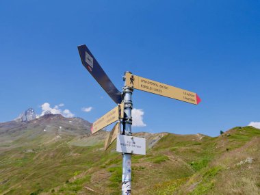 Koruldi göllerine giden yolu gösteren işaret direği, Yukarı Svaneti, Gürcistan 'daki Mestia yakınlarındaki Büyük Kafkas dağlarının güzel manzarası. Yüksek kalite fotoğraf