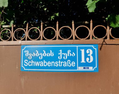 Schwabenstrasse - Eski Alman yerleşimci köyü Asureti, Gürcistan 'da sokak tabelası, 26.07.2022. Yüksek kalite fotoğraf