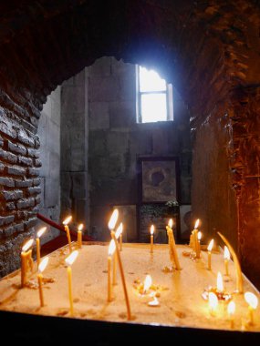 Jvari Manastırı, Mtskheta, Georgia 'da mum yakıyor. Yüksek kalite fotoğraf