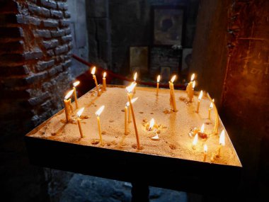 Jvari Manastırı, Mtskheta, Georgia 'da mum yakıyor. Yüksek kalite fotoğraf