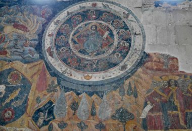 Svetitskhoveli Katedrali, Mtskheta, Gürcistan 'da 27.07.2022' de Zodyak figürleriyle birlikte restore edilen Apocalypse Canavarı 'nı kapatın. Yüksek kalite fotoğraf