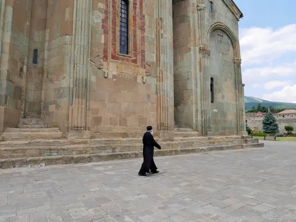Pendeta Ortodoks Berjalan Melewati Katedral Svetitskhoveli Mtskheta Georgia Foto Berkualitas — Stok Foto