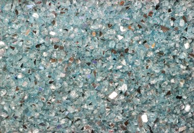 Mavi cam kürek ve arka plan olarak küçük parçalar. Cam tanecikleri dokusu.