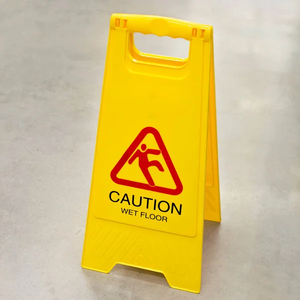 바닥에 경고가 있음을 사무실로 길에는 표지판 바닥에 노란색젖은 제품에 표시를 — 스톡 사진