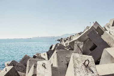 Dalgakıran beton bloklar. Deniz taşları. Sahilde bir sıra deniz betonu dalgalanması. Beton deniz güçleniyor.