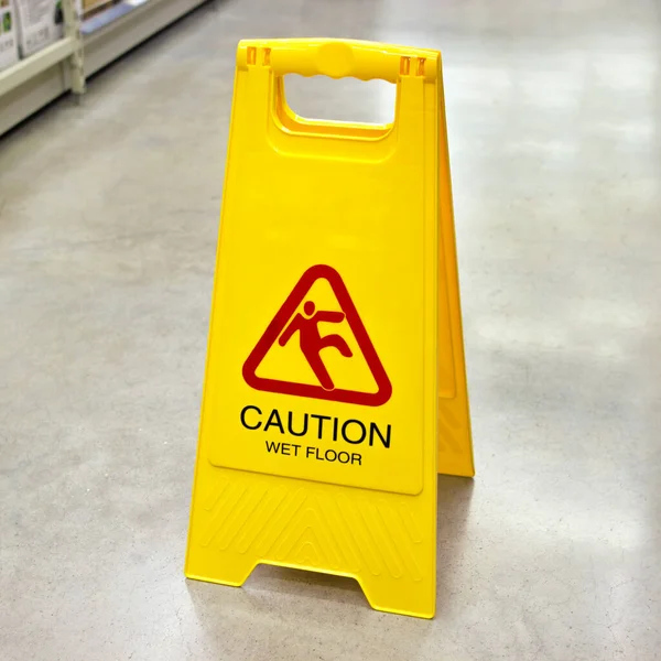 바닥에 바닥을 경고하는 표지판 미끄러운 지표수 — 스톡 사진