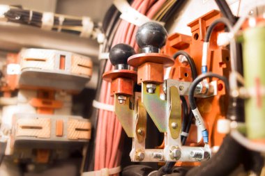 Elektrikli bıçak anahtarı. Retro bıçak anahtarı. Devre kesicili elektrik santrali. Elektrik arkaplanı.