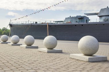 Askeri gemi. Taş toplar. Gündüz vakti kaliteli kaldırım taşlarıyla kaplı geniş bir alan..