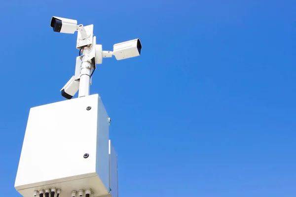 Камера Слежения Камеры Наблюдения Фоне Неба Концепция Системы Видеонаблюдения Мониторинга — стоковое фото