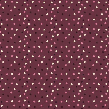 Kahverengi arka planda pembe, kahverengi ve bej renkli küçük kalplerin deseni..