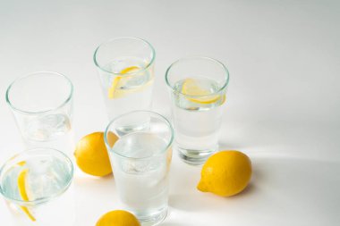 Soğuk içecekler. Soğuk içecek. Maden suyu izole edildi. Su bardağındaki sivilceler. Buzlu sağlıklı soğuk içecekler. Bardakta buzlu su. Saf gri arkaplan.