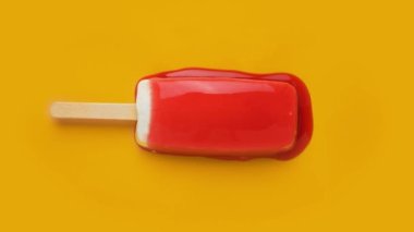 Eriyen Dondurma Masada - Yaz Zamanı İzole Edilmiş Buzlu Dondurma Arkaplanı - Damlayan Gelato 'nun Üstü - Düz Buz Yatağı