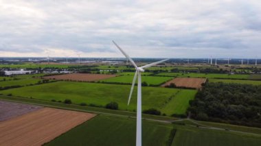 Dönen rüzgar jeneratörünün Drone Aerial 'ı, dönen yel değirmeni görüntüsü, elektrik üretimi. Elektrik üretimi. Sürdürülebilir rüzgar gücü.