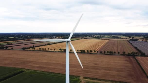 環境に優しい風力発電所を備えた持続可能なグリーン代替エネルギー 風車による再生可能エネルギー 風力タービンからのグリーン電力 代替環境に優しい産業 ドローン4K映像 — ストック動画