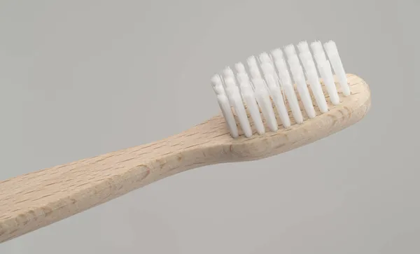 竹制牙刷 木制牙刷 用于刷牙的木制和塑料无刷 生态友好型替代品 零浪费工具 — 图库照片
