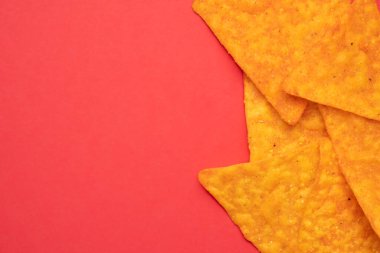 Tortillas Chips 'in arka planı. Meksika çerezi arka planı. İzole edilmiş sağlıksız ıvır zıvır 