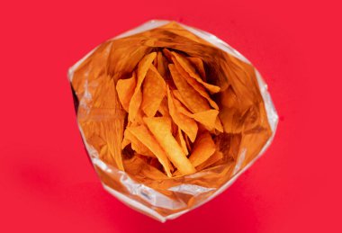 Poşette patates cipsi. Diyetteki sağlıksız abur cubur. Yüksek Kalorili Yemekler  