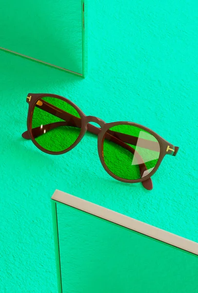Yaz tatili için klasik güneş gözlüğü. Renkli arka planlı Retro Moda Aksesuarları. Parlak arka planda zarif ve modaya uygun gözlükler. Yaz havası ve havalı moda reklamı..
