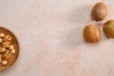 Mermer masa arka planı. Düz boş yemek masasının yukarıdan görünüşü. Mermer fotokopi masası. Metinler için doğal mutfak tezgahı..