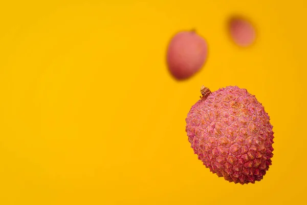 Litchi Geïsoleerde Gele Achtergrond Minimale Fruit Weergave Van Lychees Lichi — Stockfoto