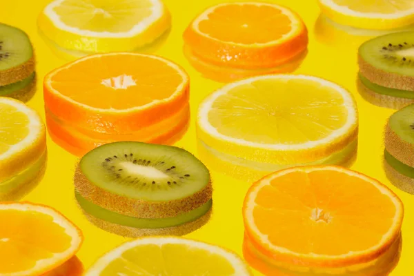 Dilimlenmiş meyve arka planda. Meyve dilimleri deseni. Meyve salatası malzemeleri. Farklı meyveler, pürüzsüz desen.