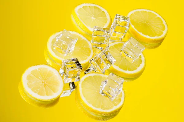 Limon ve buz. Limonata malzemeleri. Buz küpleriyle taze limon suyu içmek. Soğuk, sulu bir içecek..