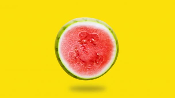 切碎的多汁西瓜 新鲜的夏天水果 切和切碎新鲜水果 黄色的背景和健康的概念 味道鲜美的甜瓜 — 图库视频影像