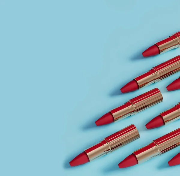 Makyaj geçmişi. Masada kırmızı ruj ve fotokopi alanı var. Renk arkaplan üzerinde metin için alanı olan makyaj ürünleri kümesi.