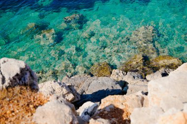 Yunanca 'da torquise suyu olan kayalıklar. Taşlı Yunan sahilleri. Güzel kayalık kıyı zemin 