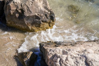 Sahildeki kayaları kapatın ve dalgalar geliyor..