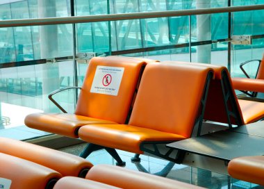 Havaalanında seyahat eden bir çift. Lobi salonunda iki boş koltuk. Çift tatili kavramı.  