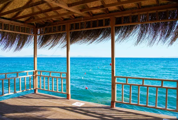 Plaj tatil köyünde lüks bir bungalov. Sahildeki teras.