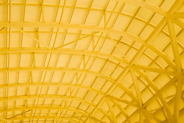 Soyut ve renkli çatı ya da tavan. Minimum geometrik mimari. Sarı çizgili ve modern görünümlü sanayi binası..