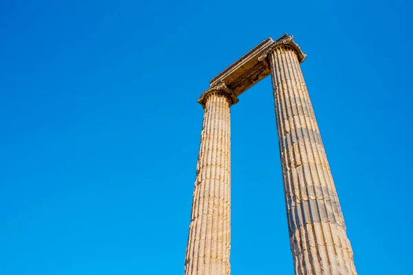ギリシャの古代寺院のギリシャの石の柱 トルコの古い寺院 Didymaの列 — ストック写真