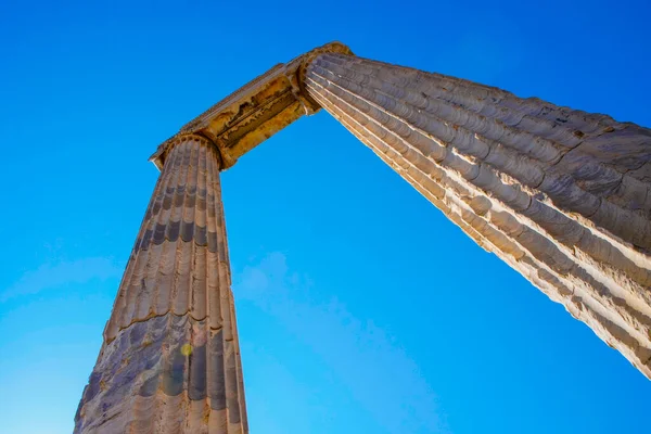 Eski Yunan taş kolonu mavi arka plana karşı. Yunanistan 'a seyahat kavramı. 