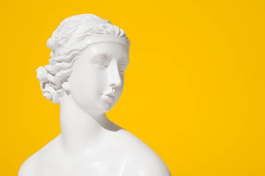 Antik mermer kadın kafası. Yüzü yakın olan İtalyan Roma heykeli. Metin için alanı olan sarı arkaplanda izole edilmiş.