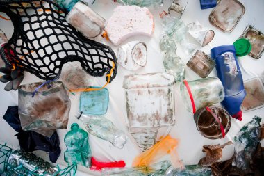 Plastiksiz ve sıfır atık konsepti - plastik çöp yığını. Farklı plastik atıkların üst görüntüsü. Okyanustan hurda yığını. 