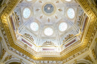 Avusturya 'nın ünlü simgesi. Kraliyet Sarayı 'nın zarif bir iç yapısı var. İçinde altın süsler bulunan lüks bir bina..