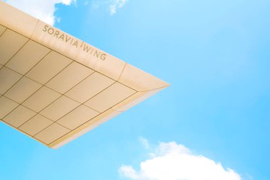 Viyana, Avusturya - 27 Ağustos 2022: Albertina Sanat Müzesinde Soravia Wing. Gelecekçi ve minimal mimari tasarım. 