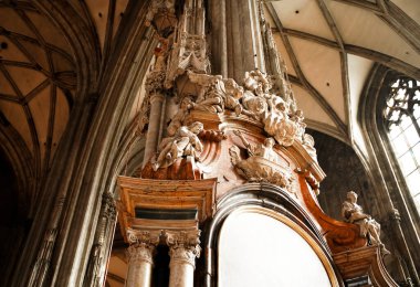 St. Stephen Katedrali 'nin içinde. Katolik kilisesinin içinde Hıristiyan süslemeleri ve süslemeleri var..