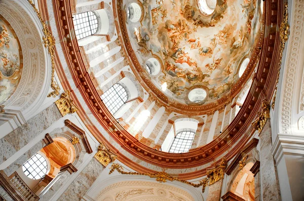 Posvátná Budova Mocnou Kupolí Karlskirche Vídni Zevnitř Zblízka Krásné Fresky — Stock fotografie