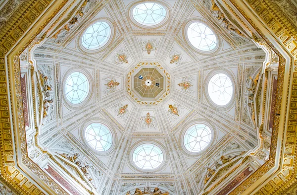 Viyana 'daki Doğa Tarihi Müzesi' nin kubbesini kapatın. Doğa Tarihi Müzesi Wien